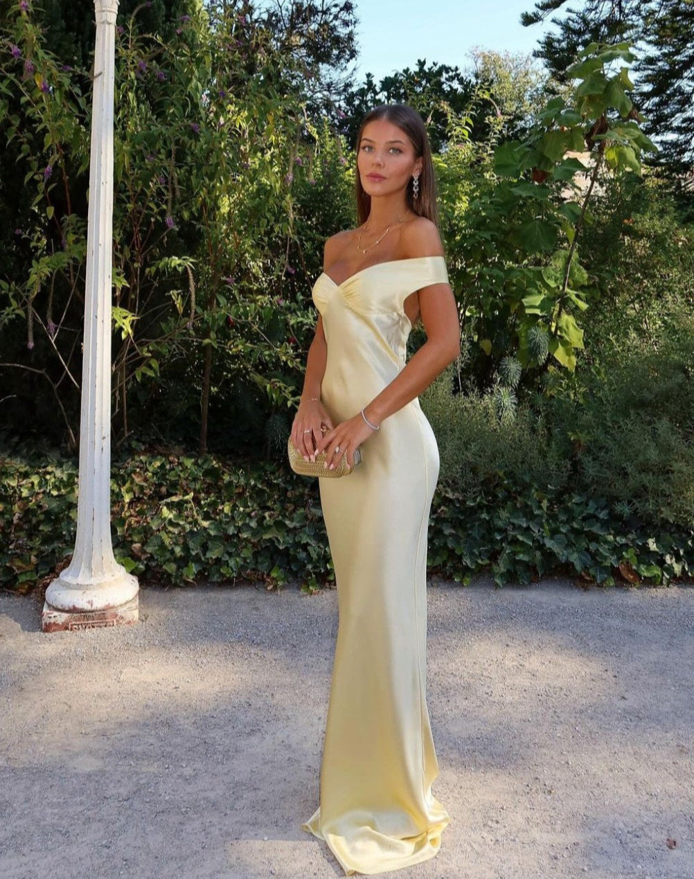 Langes Abendkleid mit offenem Rücken