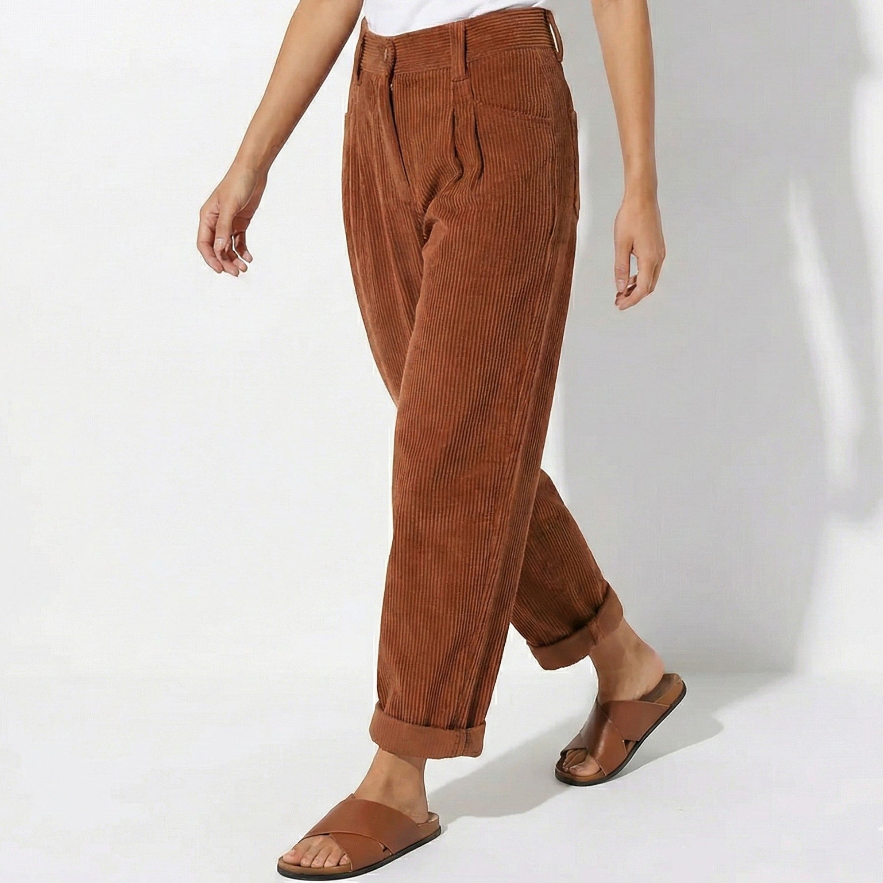 Damenhose mit Falten und Taschen