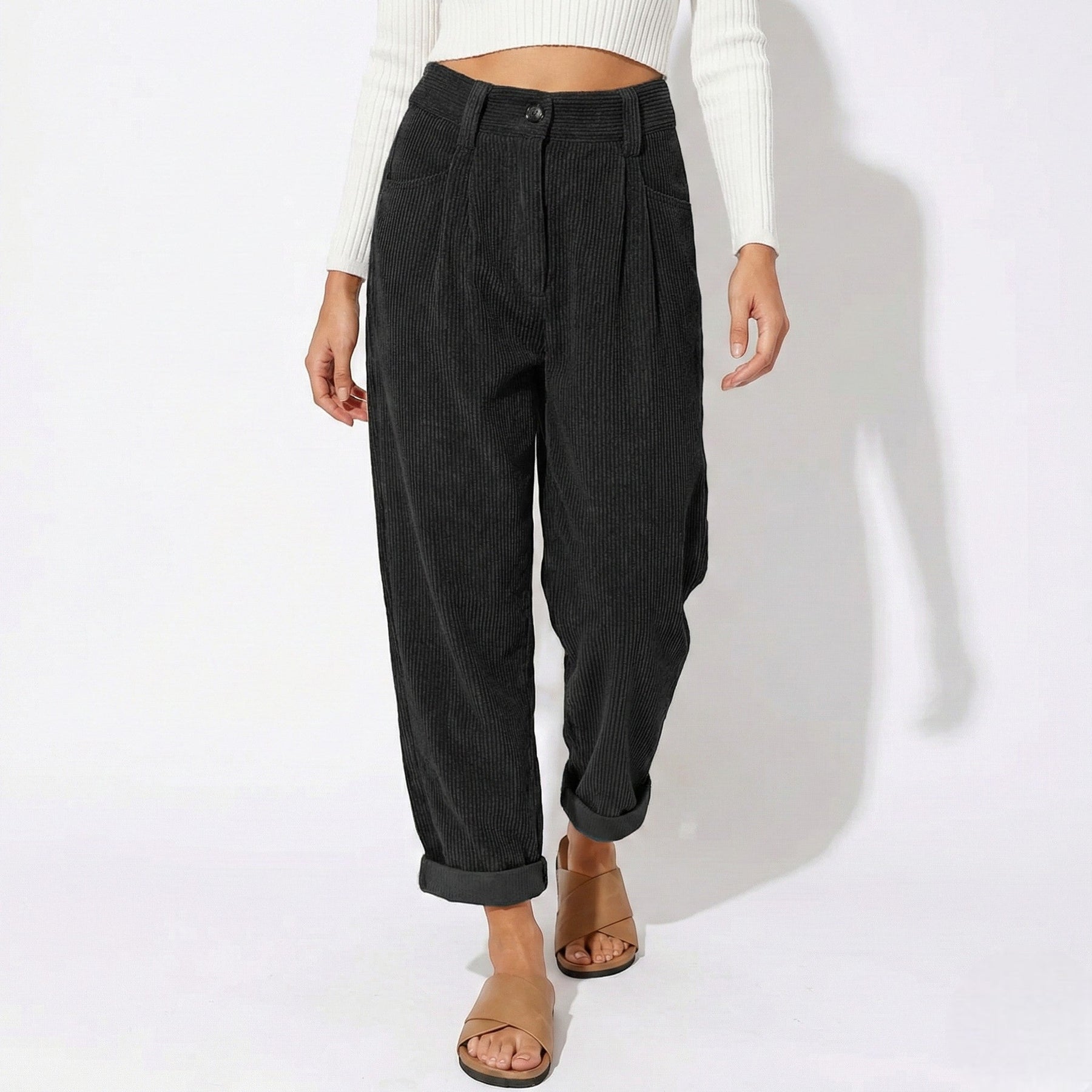 Damenhose mit Falten und Taschen