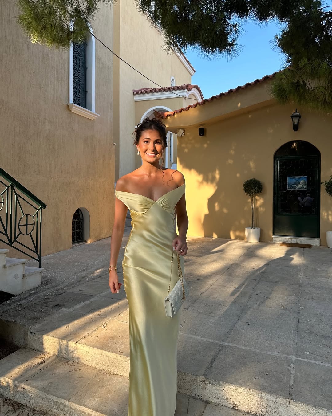 Langes Abendkleid mit offenem Rücken