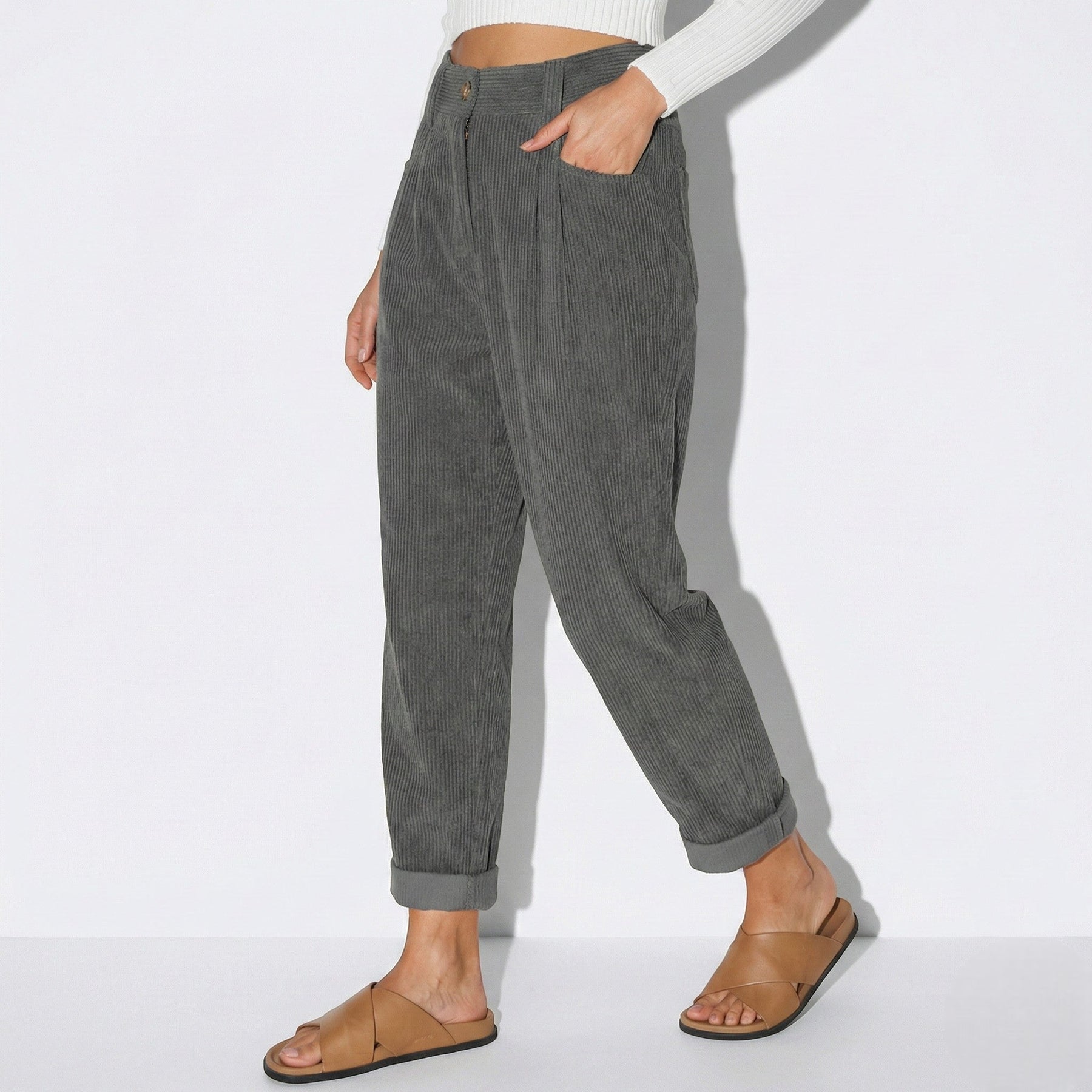 Damenhose mit Falten und Taschen