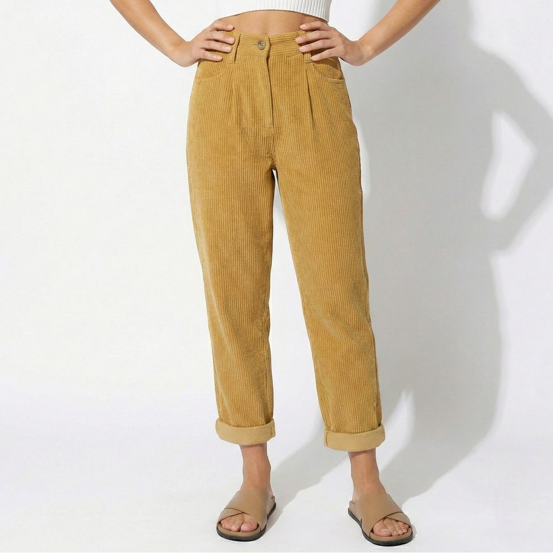 Damenhose mit Falten und Taschen