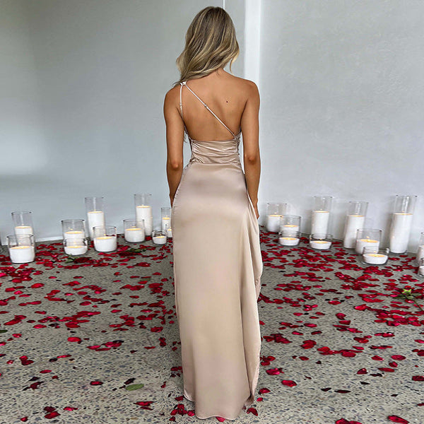 Asymmetrisches Maxikleid mit seitlichem Schlitz