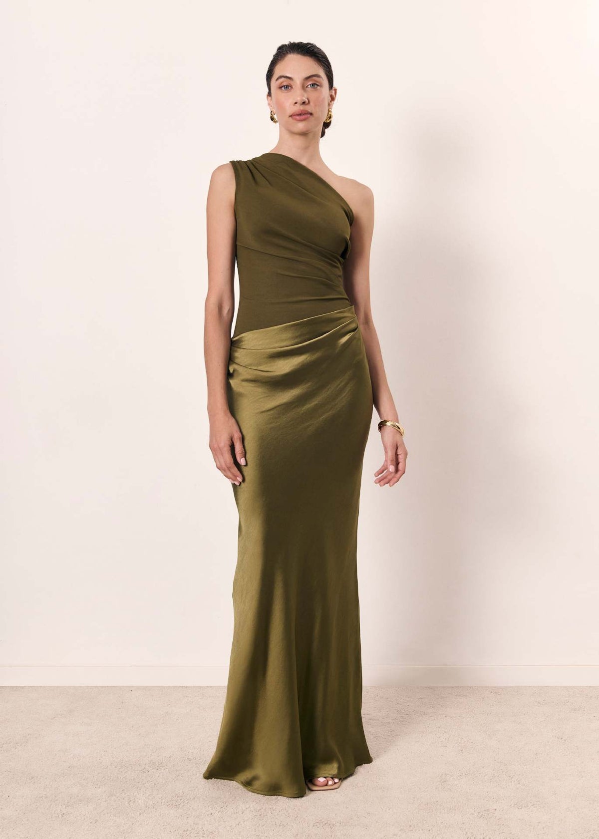 Bodenlanges Kleid mit einseitiger Schulter
