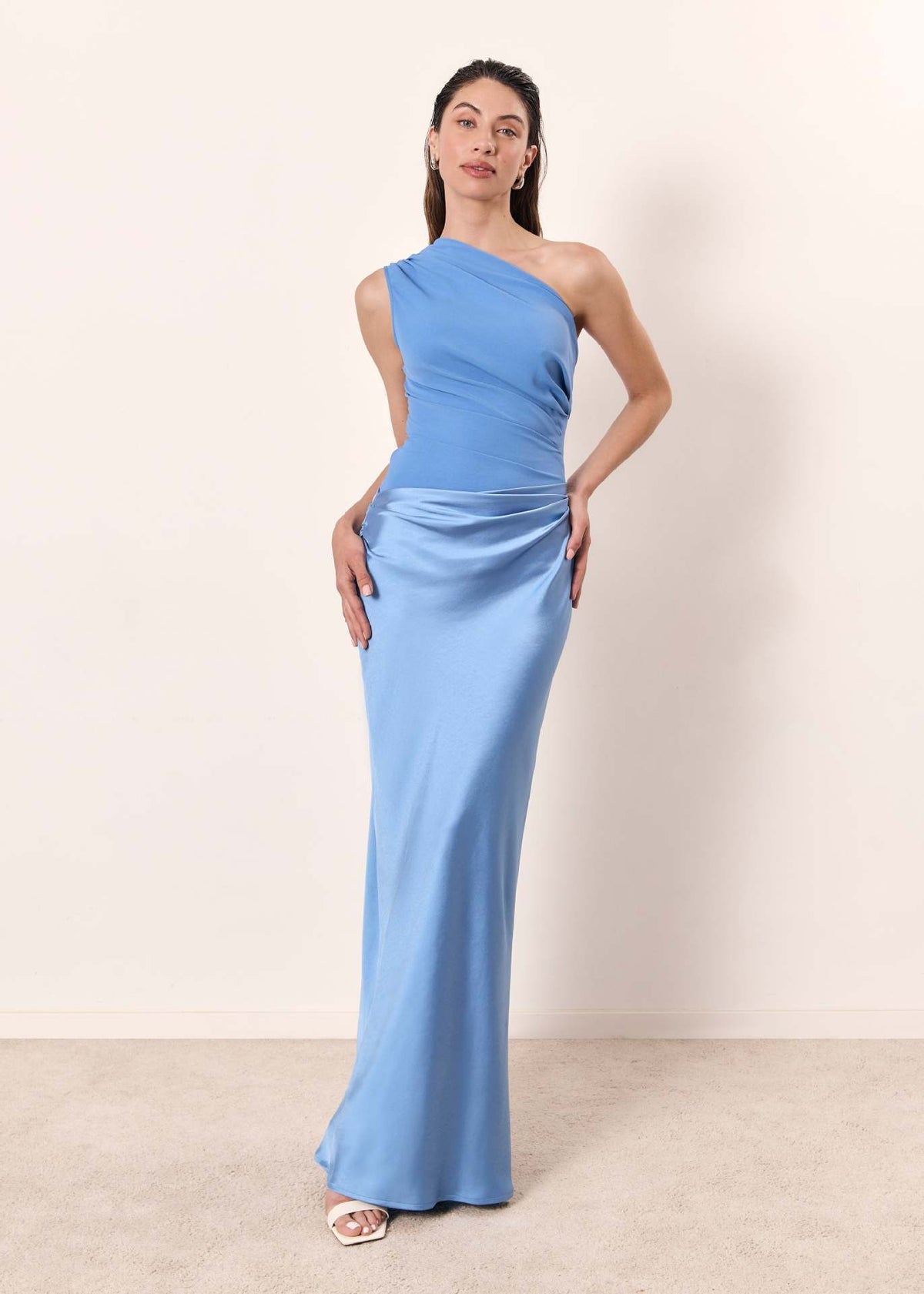 Bodenlanges Kleid mit einseitiger Schulter