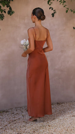 Bodenlanges Kleid mit geradem Ausschnitt und Zierschlitz