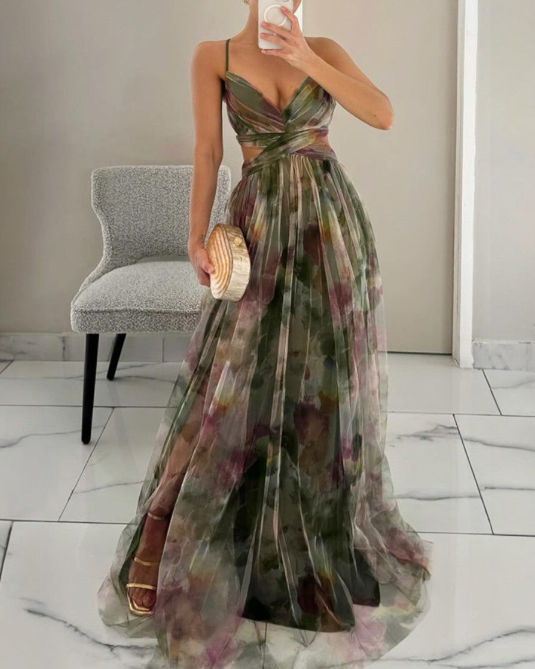 Charmantes langes Sommerkleid mit Muster und Trägern