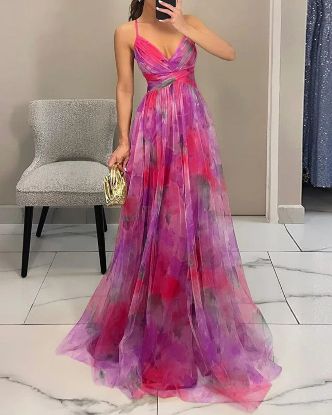 Charmantes langes Sommerkleid mit Muster und Trägern