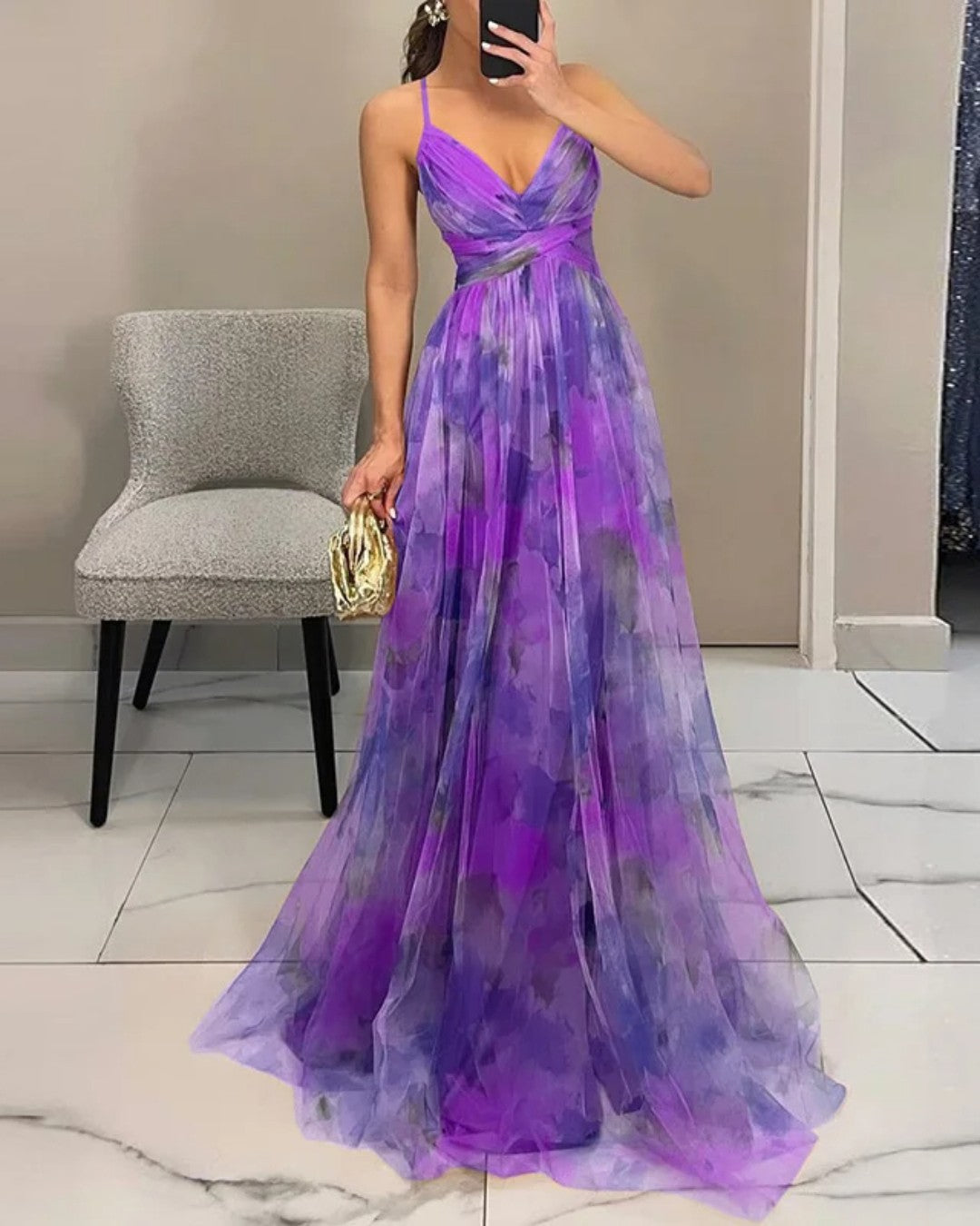 Charmantes langes Sommerkleid mit Muster und Trägern