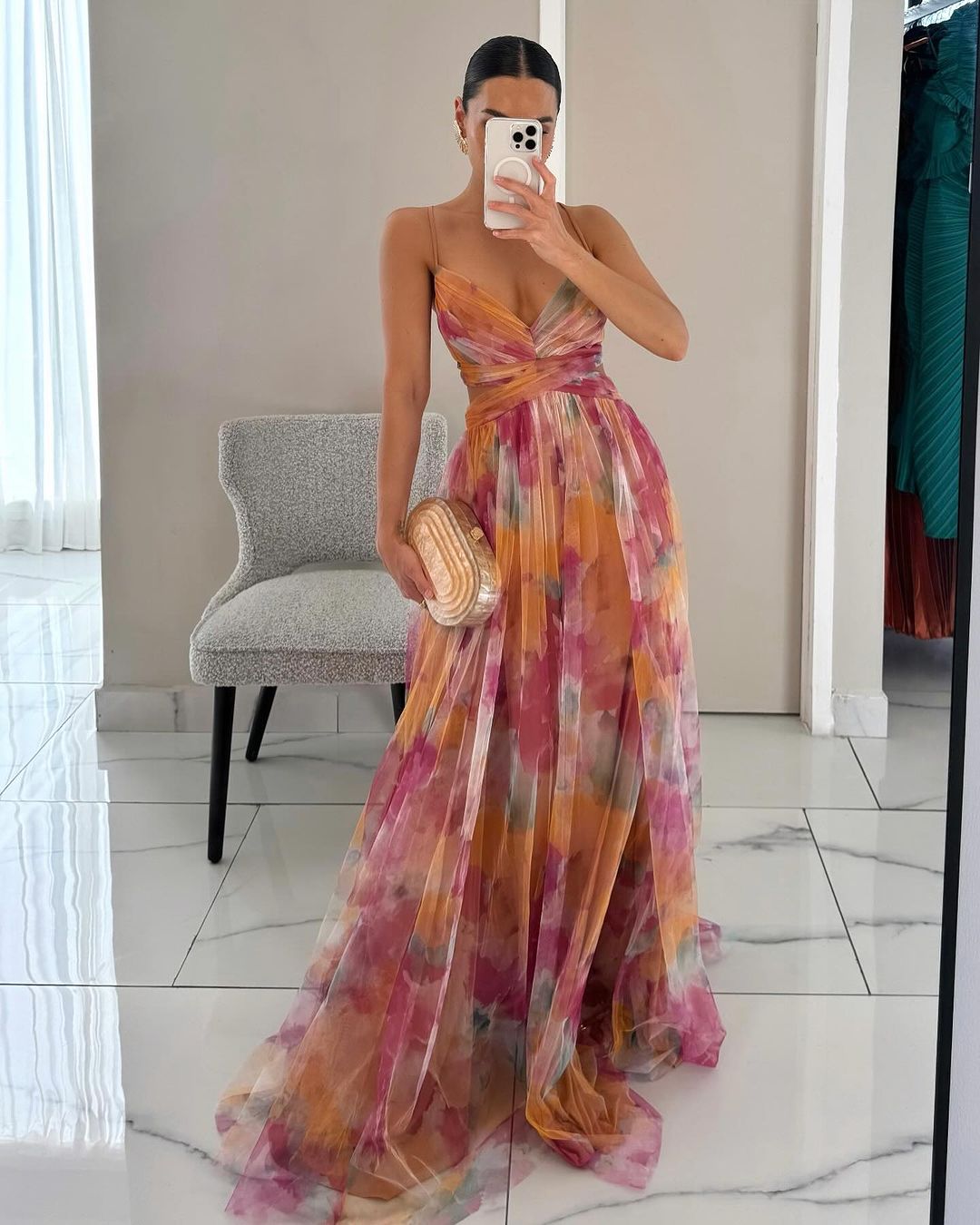 Charmantes langes Sommerkleid mit Muster und Trägern