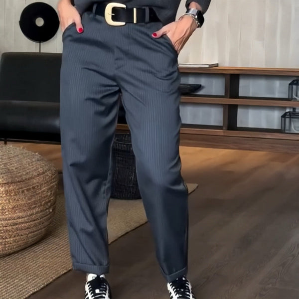 Elegante Damenhose mit gerader klassischer Form