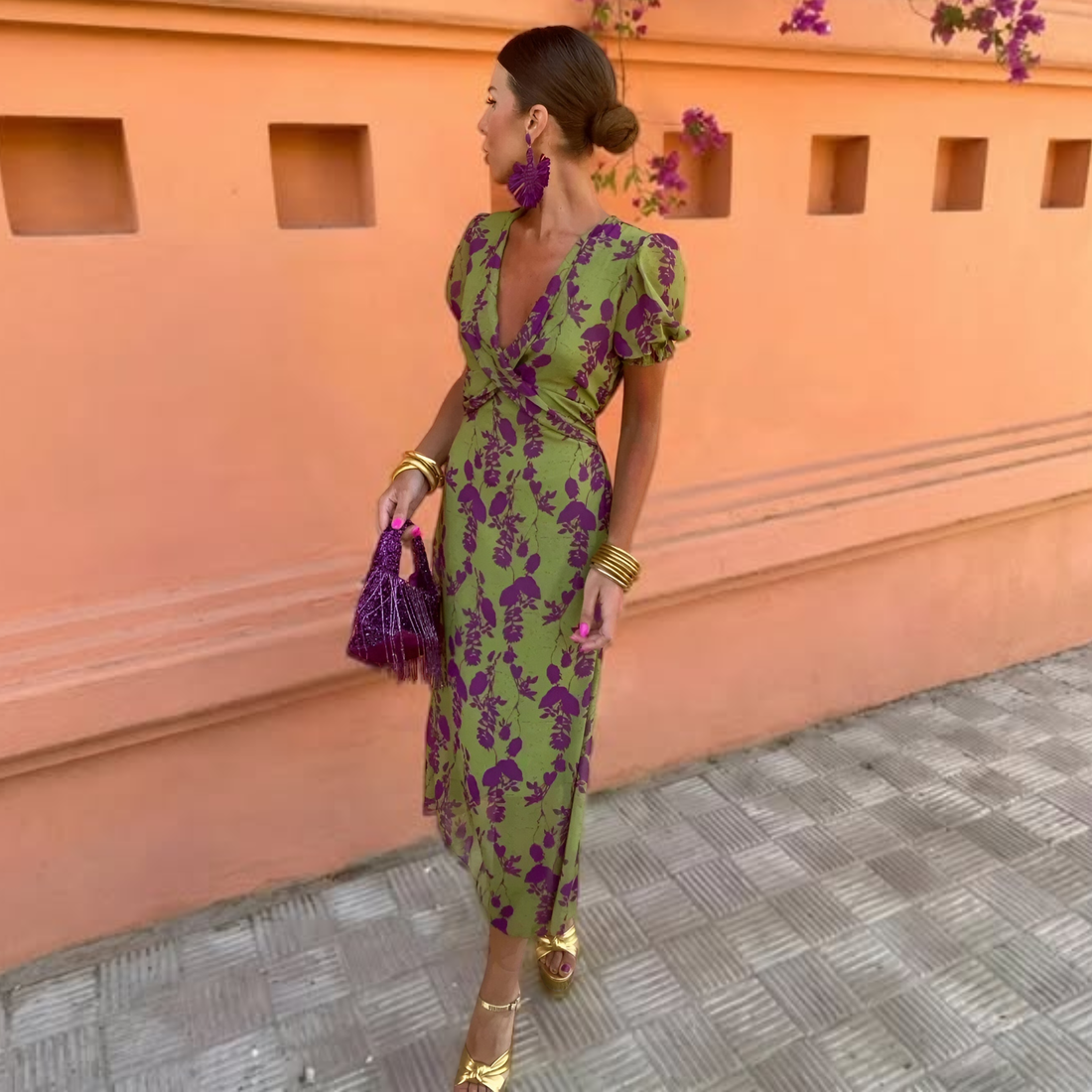 Elegantes Maxi Kleid mit tiefem Ausschnitt und kurzen Ärmeln
