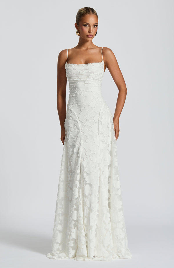 Elegantes Maxikleid mit schmalen Trägern und offenem Rücken