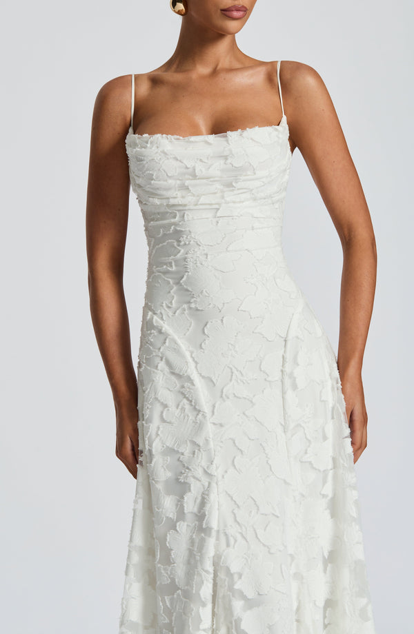 Elegantes Maxikleid mit schmalen Trägern und offenem Rücken