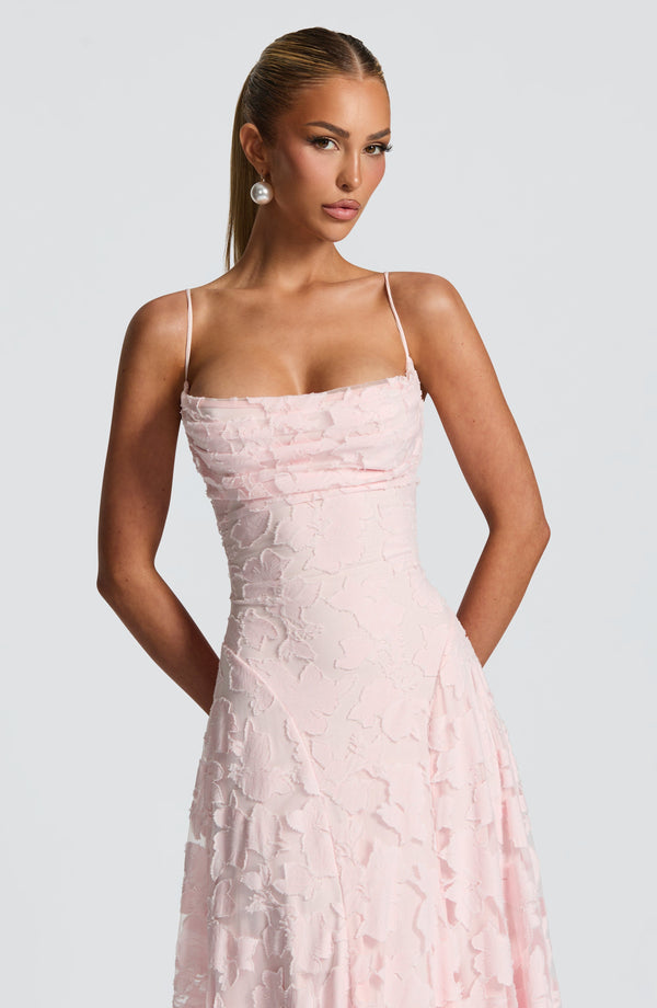 Elegantes Maxikleid mit schmalen Trägern und offenem Rücken