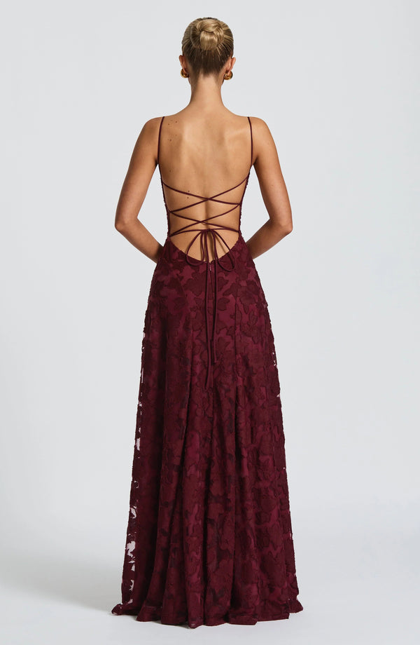 Elegantes Maxikleid mit schmalen Trägern und offenem Rücken