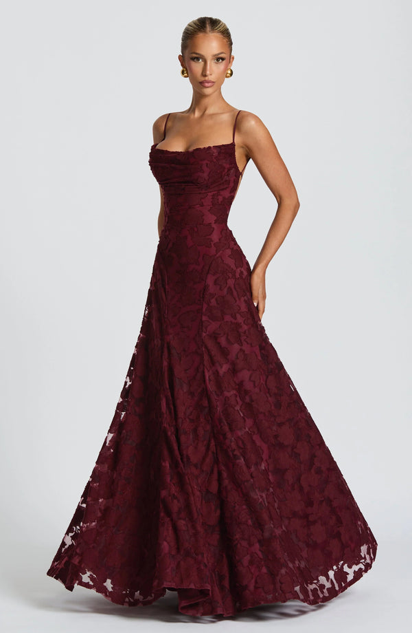 Elegantes Maxikleid mit schmalen Trägern und offenem Rücken
