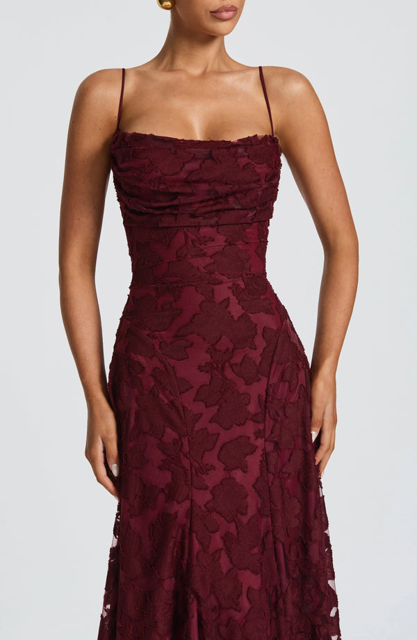 Elegantes Maxikleid mit schmalen Trägern und offenem Rücken