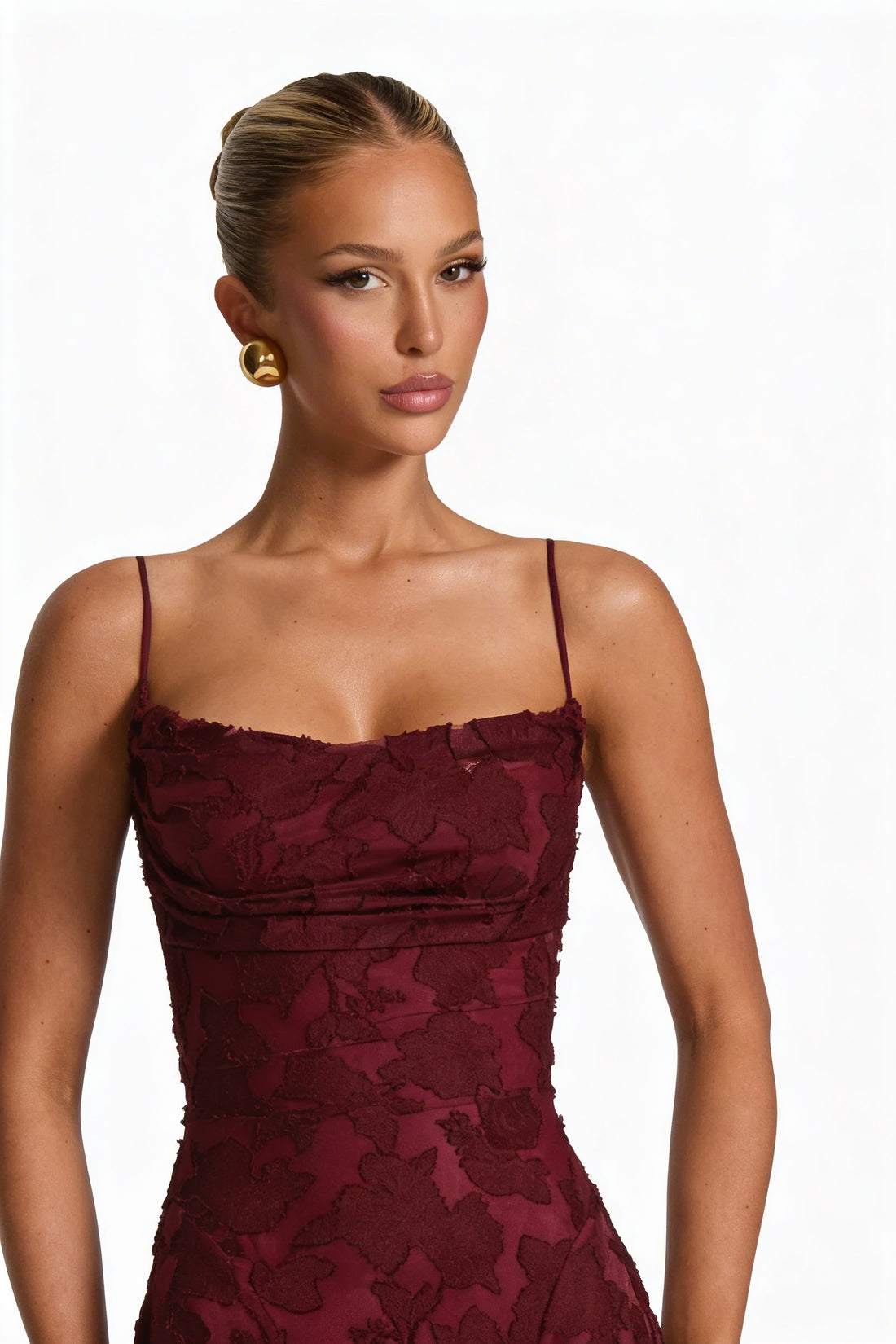 Elegantes Maxikleid mit schmalen Trägern und offenem Rücken