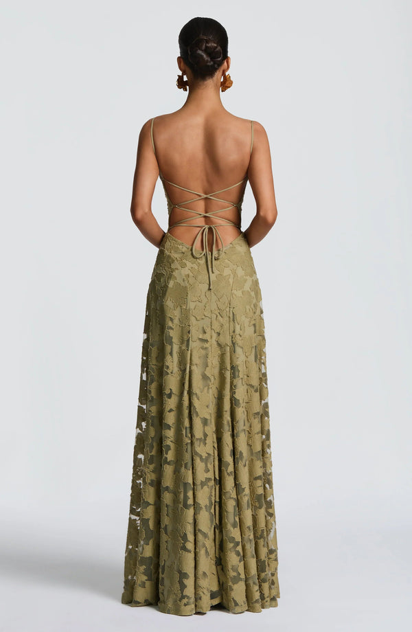Elegantes Maxikleid mit schmalen Trägern und offenem Rücken