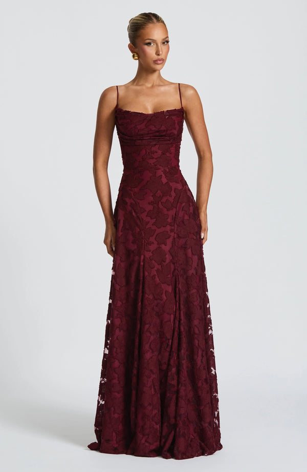 Elegantes Maxikleid mit schmalen Trägern und offenem Rücken