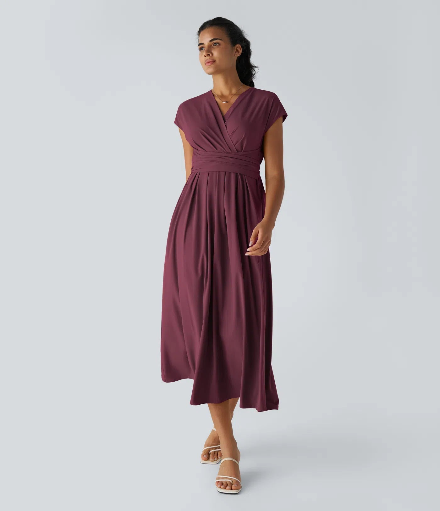Elegantes Wickelkleid mit kurzen Ärmeln und Länge