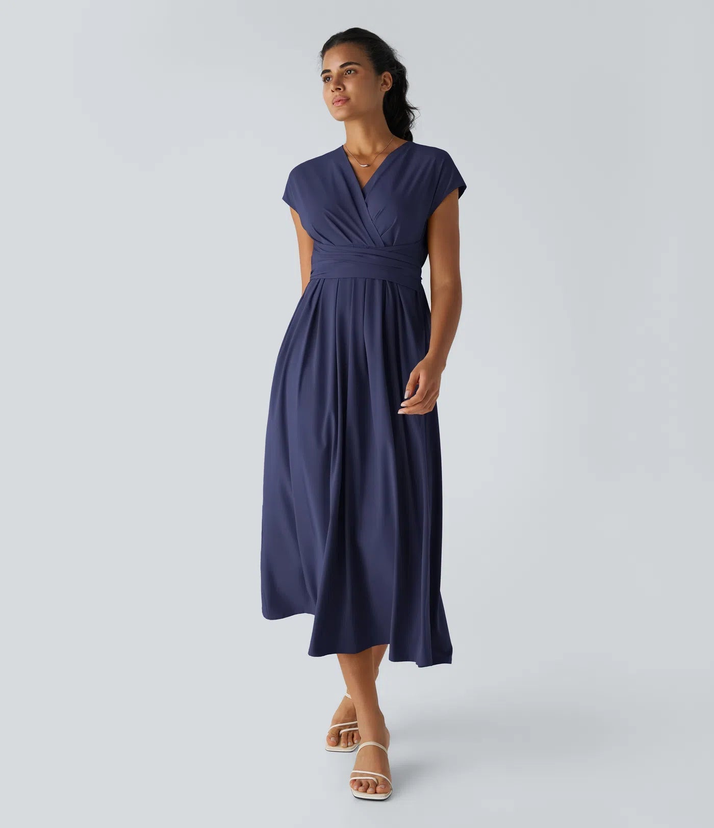 Elegantes Wickelkleid mit kurzen Ärmeln und Länge
