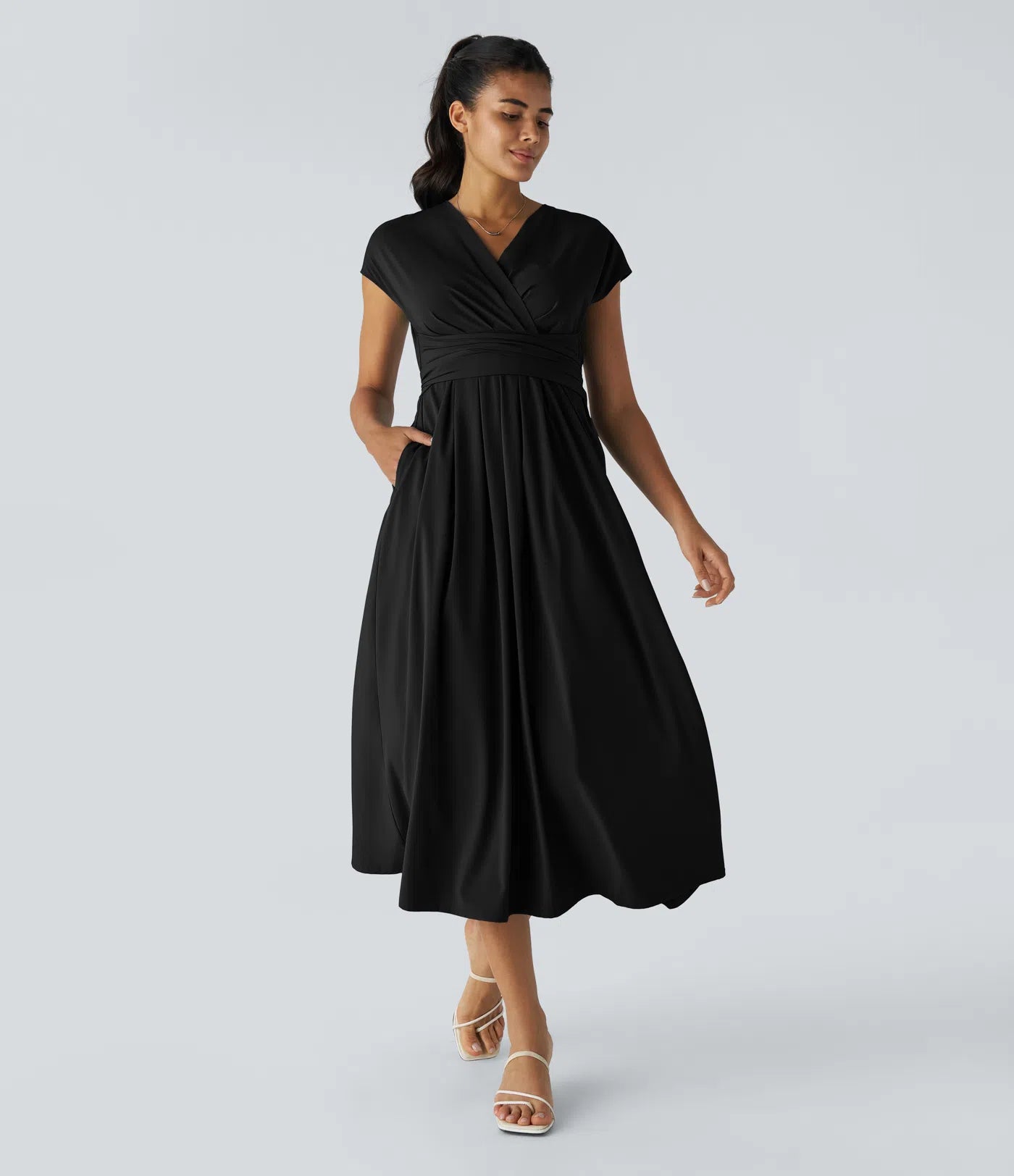 Elegantes Wickelkleid mit kurzen Ärmeln und Länge