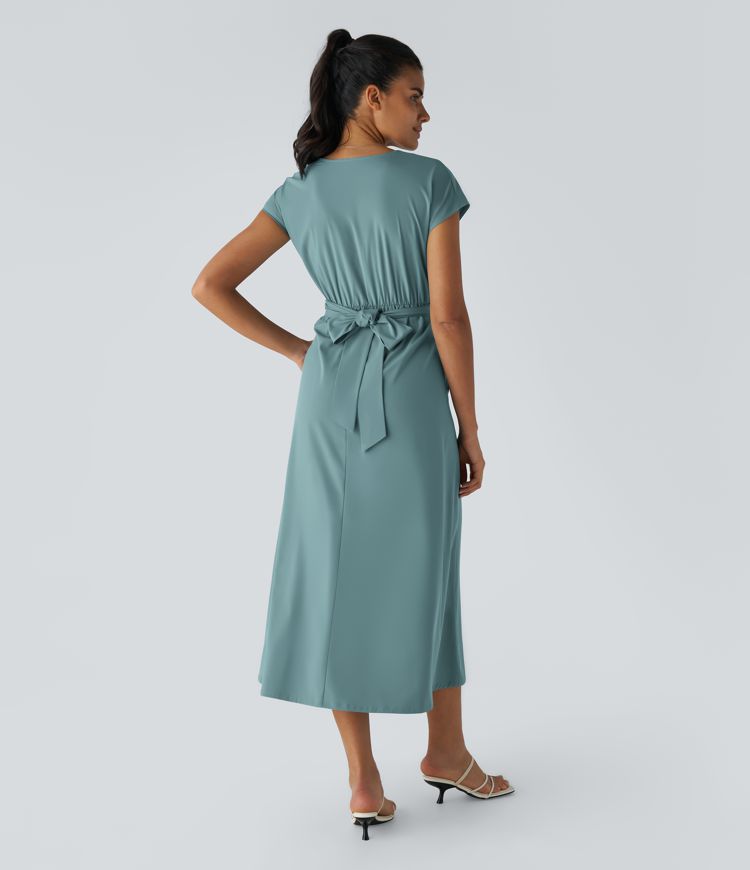 Elegantes Wickelkleid mit kurzen Ärmeln und Länge