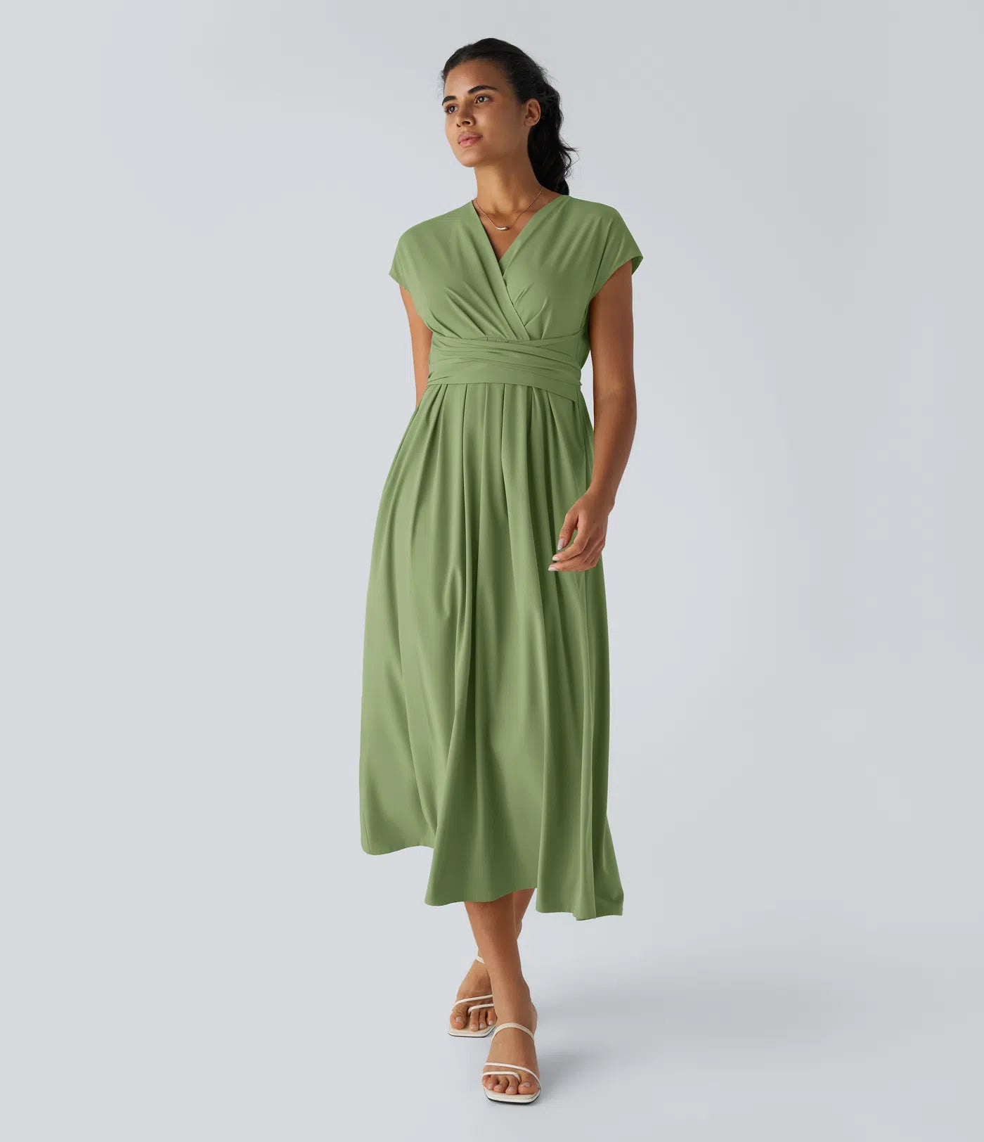 Elegantes Wickelkleid mit kurzen Ärmeln und Länge