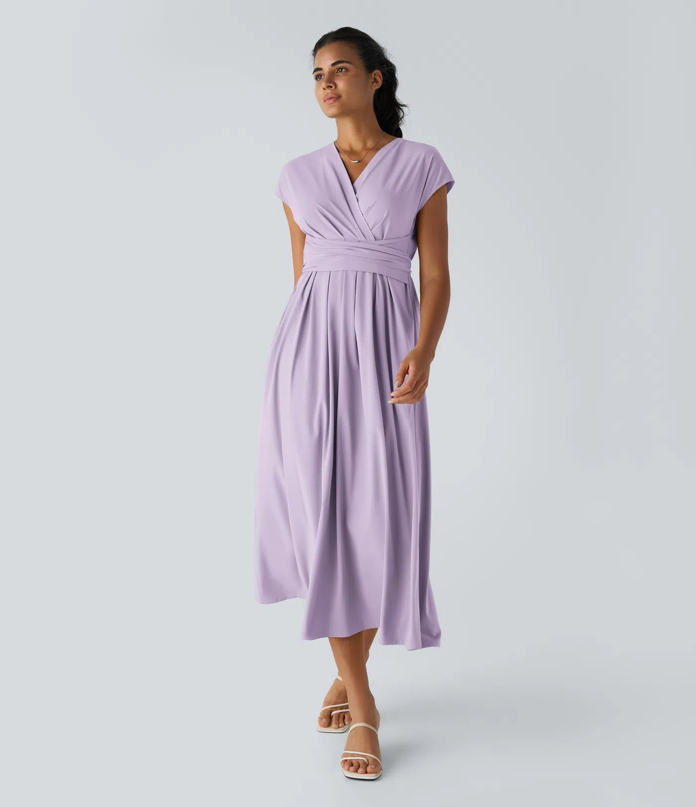 Elegantes Wickelkleid mit kurzen Ärmeln und Länge