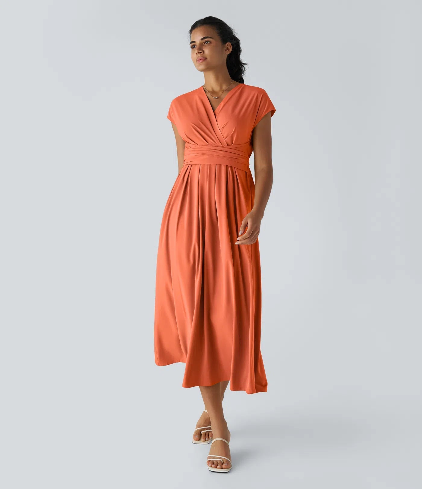 Elegantes Wickelkleid mit kurzen Ärmeln und Länge