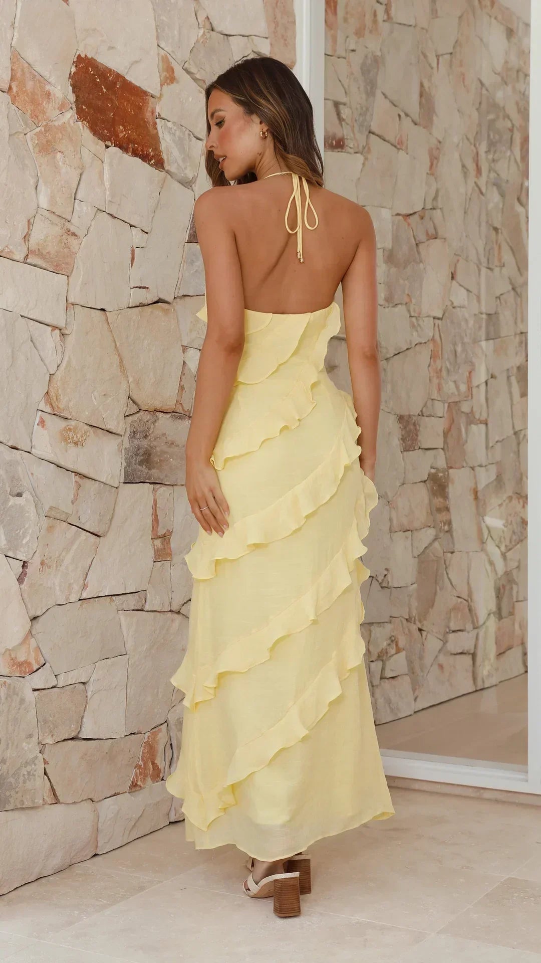 Elegantes bodenlanges Kleid mit feinen Trägern und Rüschen