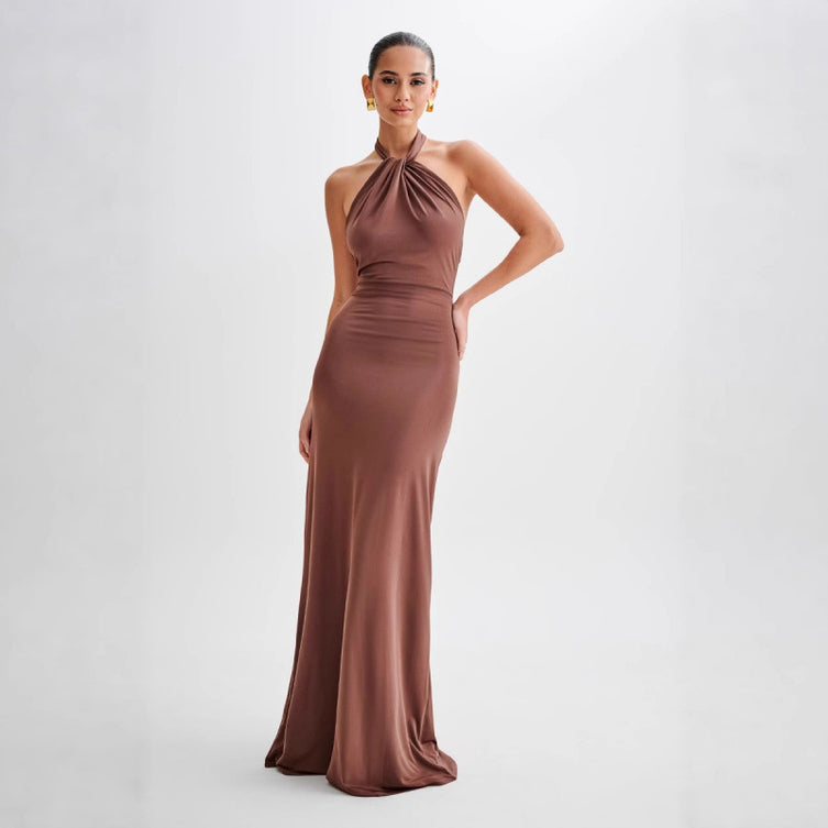 Elegantes bodenlanges Kleid mit offenem Rücken