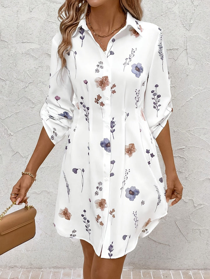 Elegantes kurzes Kleid mit Blumenmuster und Knöpfen
