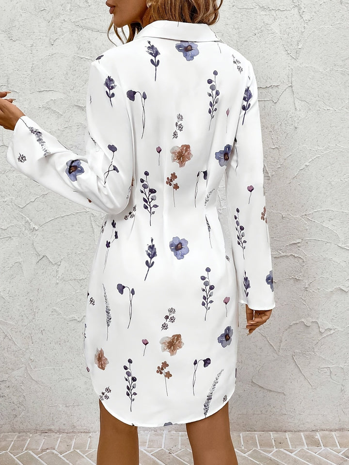 Elegantes kurzes Kleid mit Blumenmuster und Knöpfen