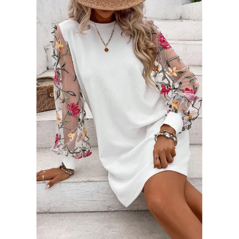 Elegantes kurzes Kleid mit transparenten Ärmeln