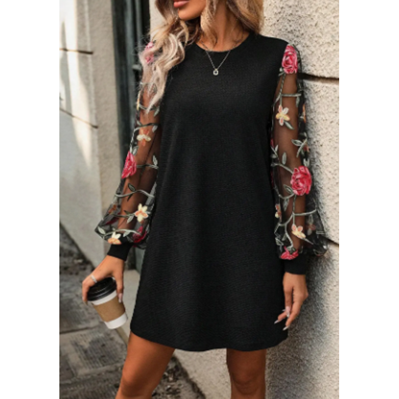 Elegantes kurzes Kleid mit transparenten Ärmeln