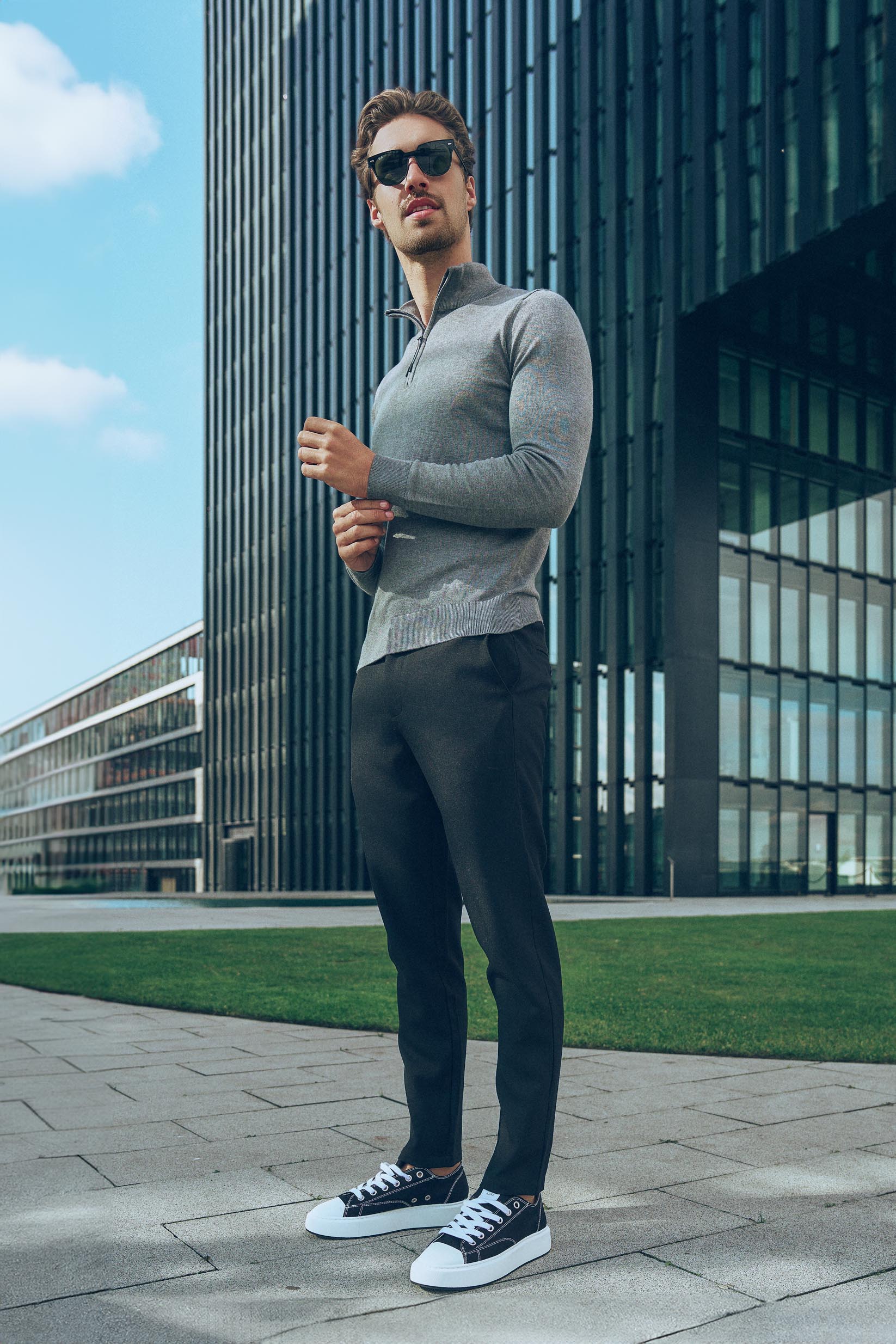 Herren Pullover mit Stehkragen und kurzer Reißverschluss