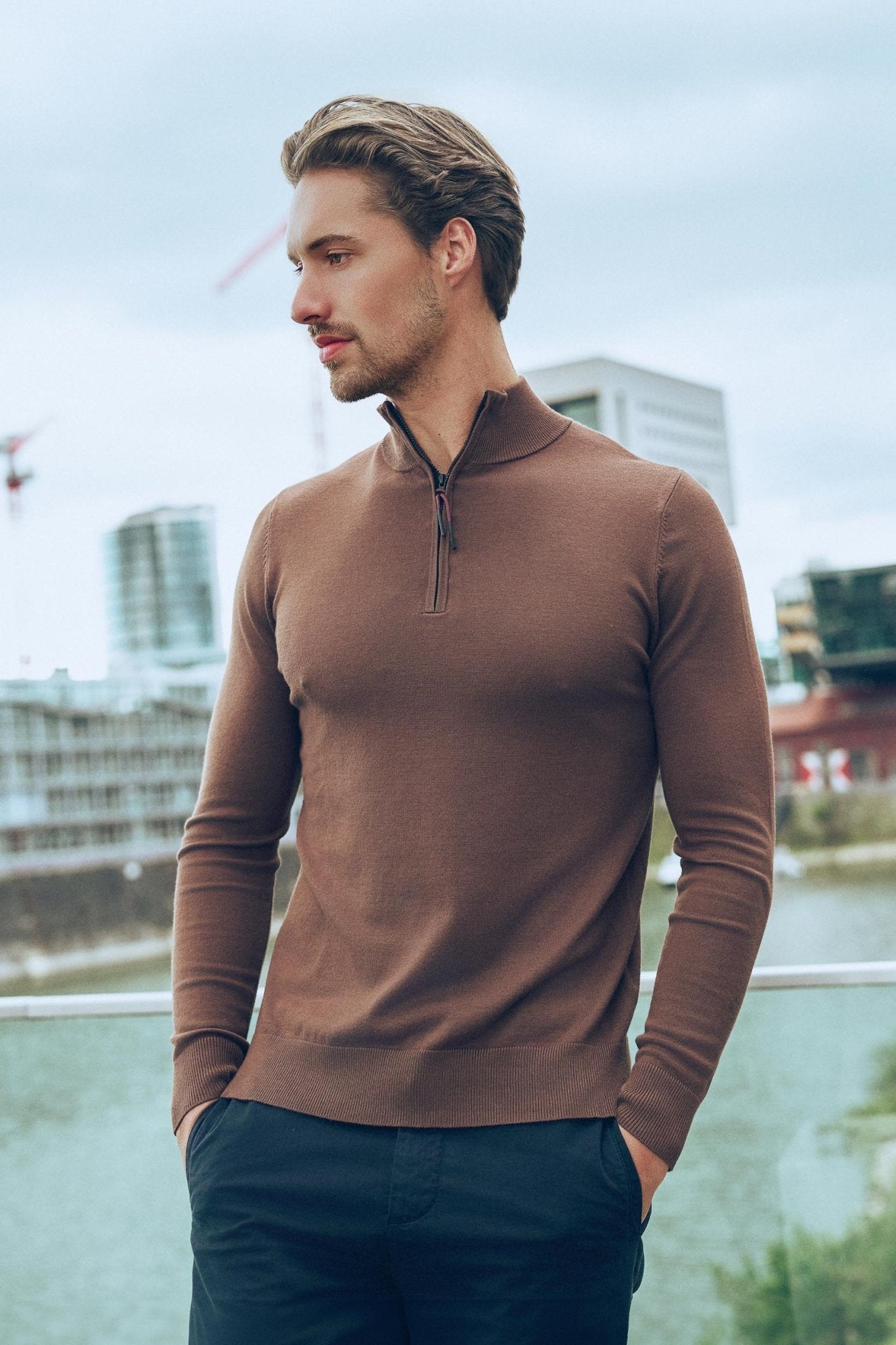 Herren Pullover mit Stehkragen und kurzer Reißverschluss