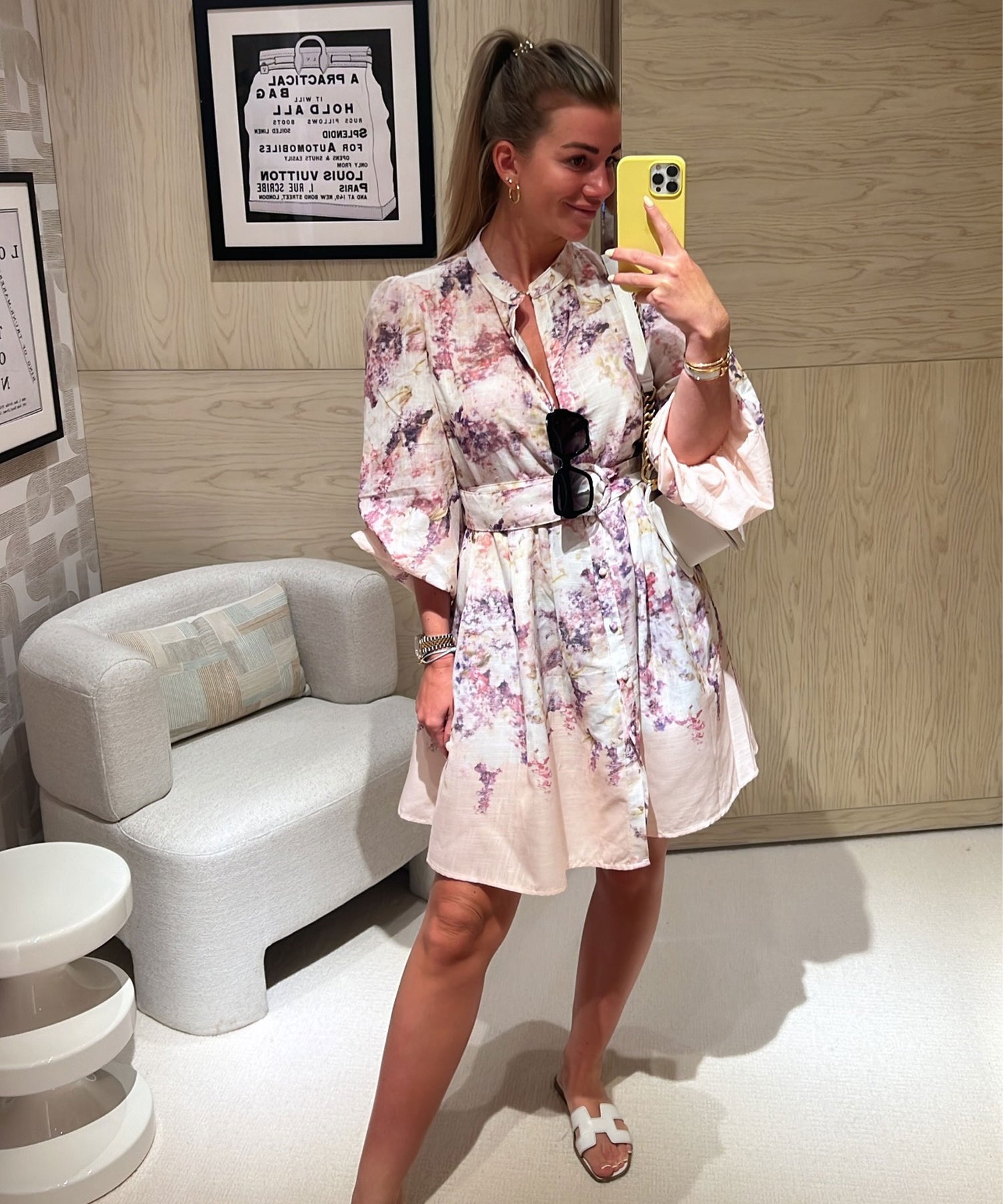 Kurzes Sommerkleid Mit Weiten Langen Ärmeln