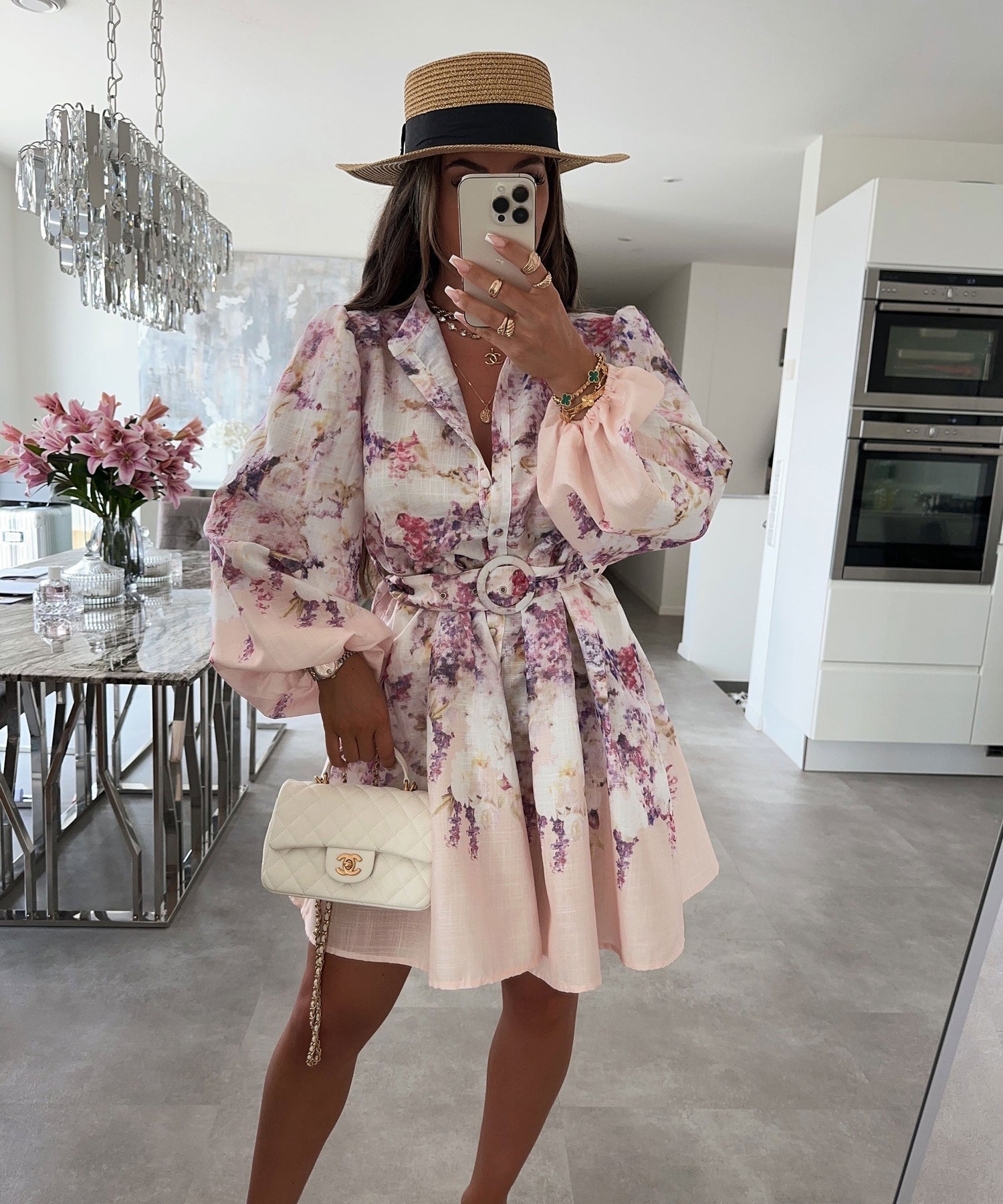 Kurzes Sommerkleid Mit Weiten Langen Ärmeln
