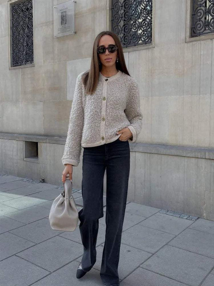 Kurze Damen-Strickjacke mit Knopfleiste