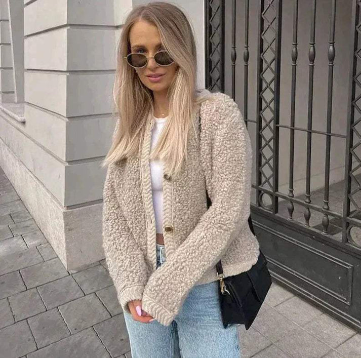 Kurze Damen-Strickjacke mit Knopfleiste