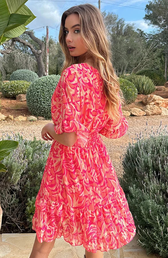 Kurzes Sommerkleid mit weiten Fledermausärmeln