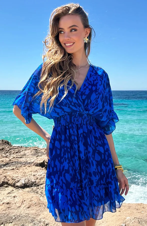 Kurzes Sommerkleid mit weiten Fledermausärmeln