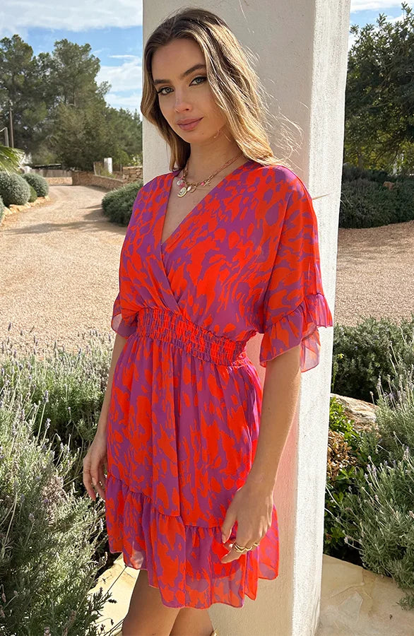 Kurzes Sommerkleid mit weiten Fledermausärmeln