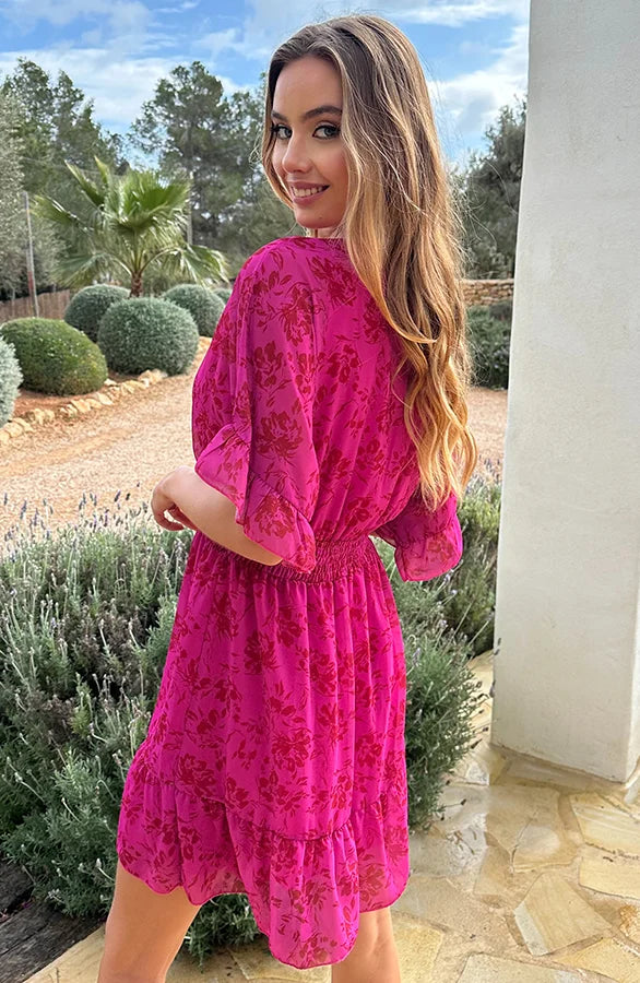 Kurzes Sommerkleid mit weiten Fledermausärmeln