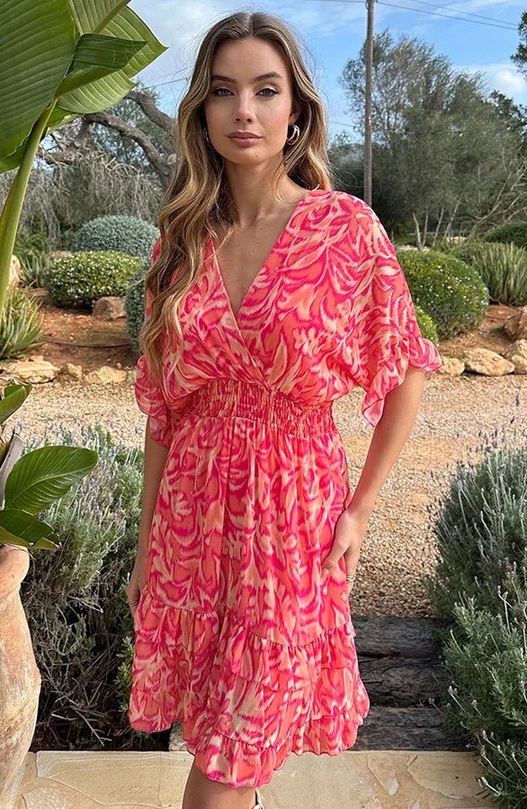 Kurzes Sommerkleid mit weiten Fledermausärmeln