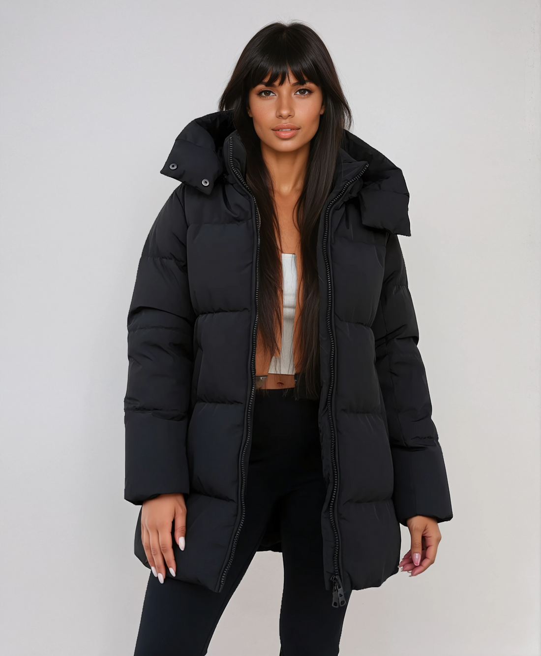 Lange Damen-Winterjacke mit zweckmäßiger Kapuze